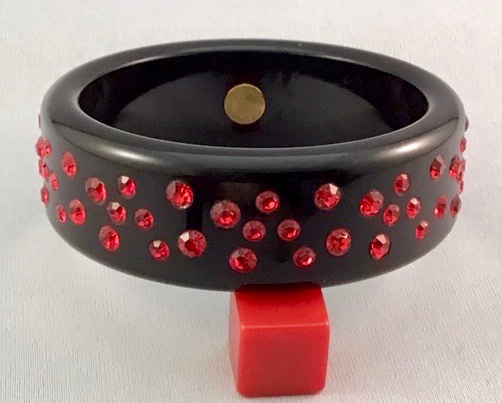 LG138 black lucite/red rhinestone bangle